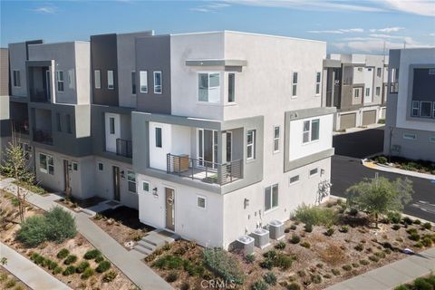 Photo of 26857 Laurel Mountain Loop Loop, Valencia, CA 91381 (MLS # SR26070475)