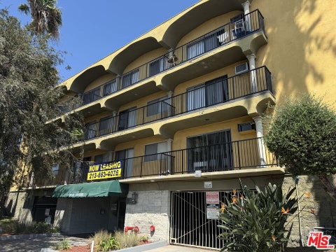 Photo of 124 N Oxford Avenue, Los Angeles, CA 90004 (MLS # 26875933)