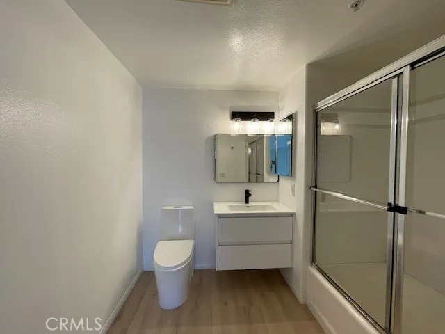 Sherman Oaks, California 91423, United States, 2 Bedrooms Bedrooms, ,3 BathroomsBathrooms,Residential,Active,234354