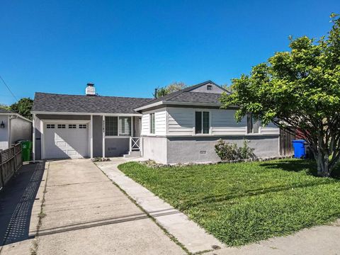 Photo of 15935 Paseo Largavista, San Lorenzo, CA 94580 (MLS # ML82039482)