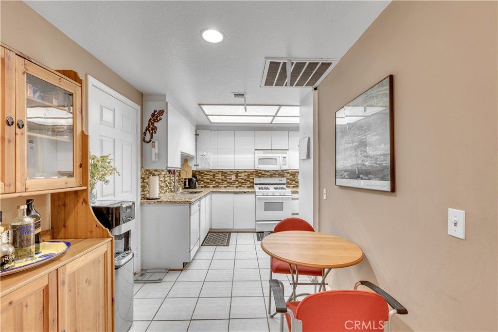 Photo of 10511 Ashton Avenue #101, Los Angeles, CA 90024 (MLS # DW25112931)