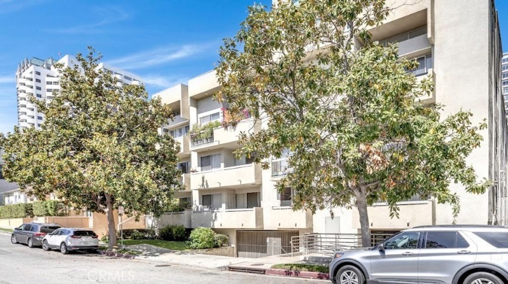 Photo of 10511 Ashton Avenue #101, Los Angeles, CA 90024 (MLS # DW25112931)