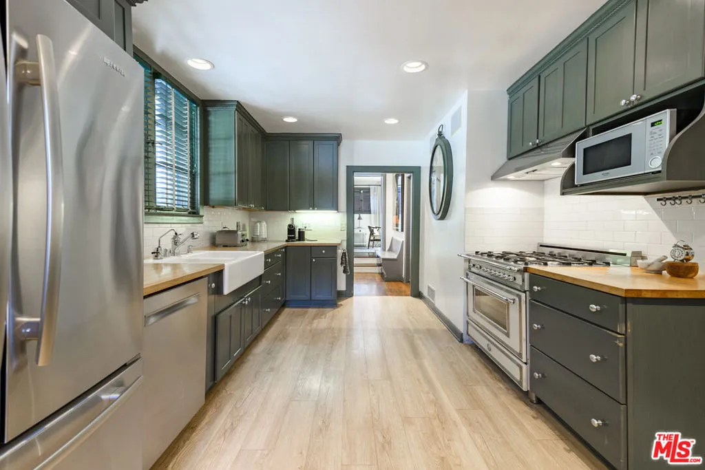 Los Angeles, California 90027, United States, 4 Bedrooms Bedrooms, ,4 BathroomsBathrooms,Residential,Active,116675