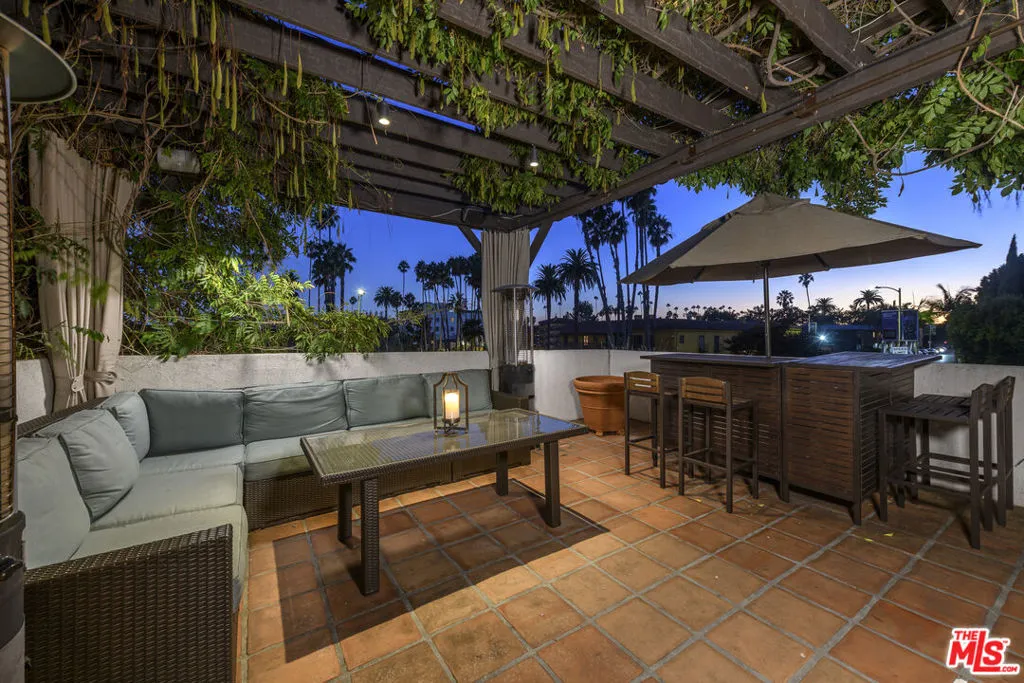 Los Angeles, California 90027, United States, 4 Bedrooms Bedrooms, ,4 BathroomsBathrooms,Residential,Active,116675