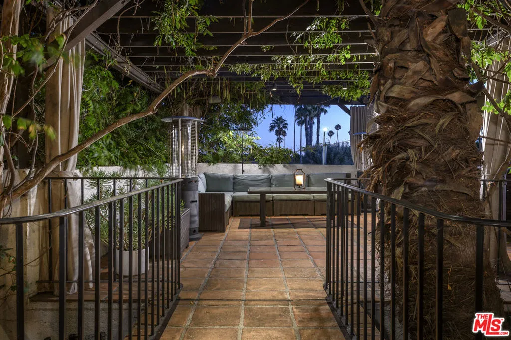 Los Angeles, California 90027, United States, 4 Bedrooms Bedrooms, ,4 BathroomsBathrooms,Residential,Active,116675