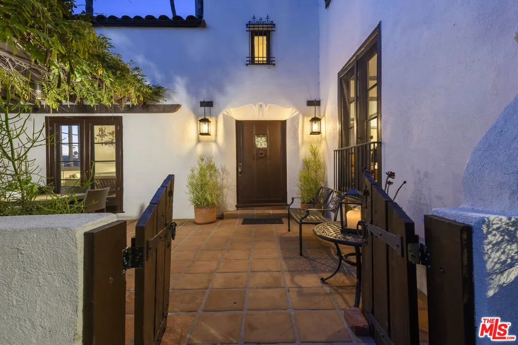 Los Angeles, California 90027, United States, 4 Bedrooms Bedrooms, ,4 BathroomsBathrooms,Residential,Active,116675