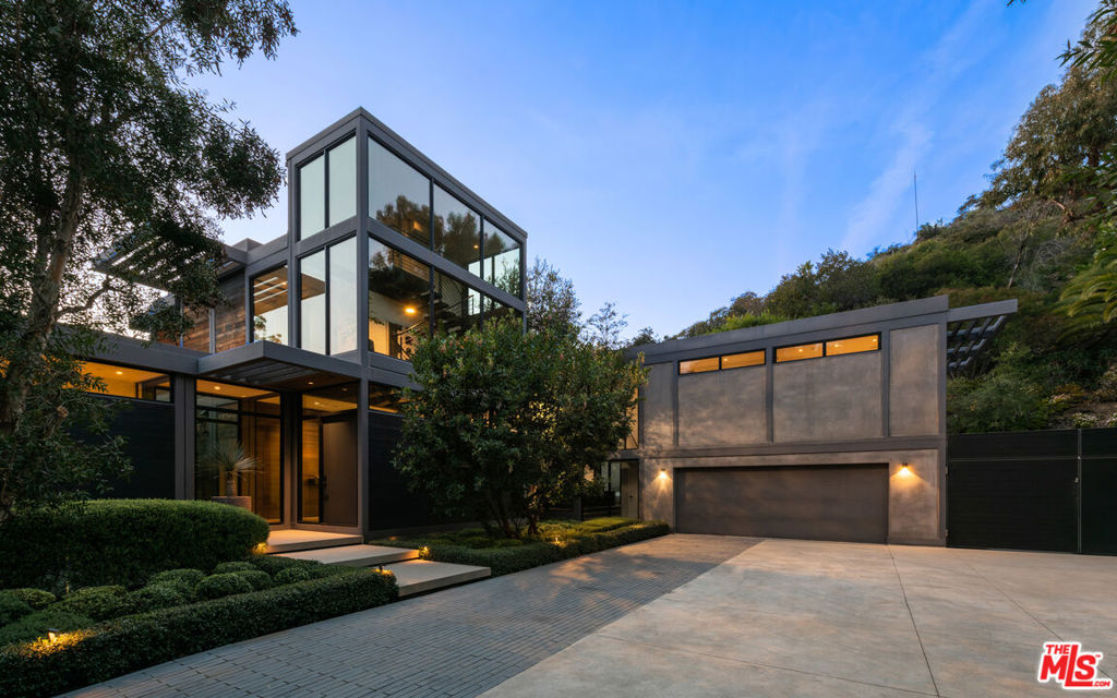 Published on the cover of Dwell magazine for its achievement in architecture and design. Living Homes completely reimagined its RK2 model - a design conceived by the prolific SCI-Arc co-founder, Ray Kappe. Nestled in Beverly Hills, a gated and secluded estate that stares down a verdant canyon with breathtaking views on approximately three-quarters of an acre. A smart home that personifies quintessential California indoor-outdoor living complimented by a lush landscape. Featuring 5 bedrooms, 5 bathrooms, an infinity edge pool, cold plunge, sauna, outdoor shower and fireplace all set in complete privacy for those demanding a private retreat.