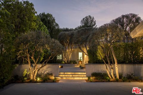 Photo of 3833 Hayvenhurst Drive, Encino, CA 91436 (MLS # 26668889)