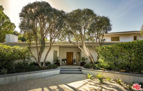 Photo of 3833 Hayvenhurst Drive, Encino, CA 91436 (MLS # 26668889)