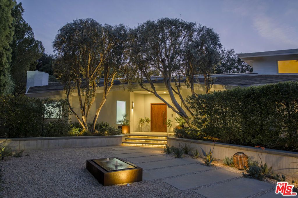 Photo of 3833 Hayvenhurst Drive, Encino, CA 91436 (MLS # 26668889)