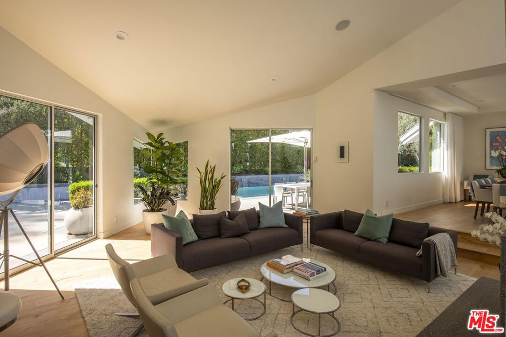 3833 Hayvenhurst Drive