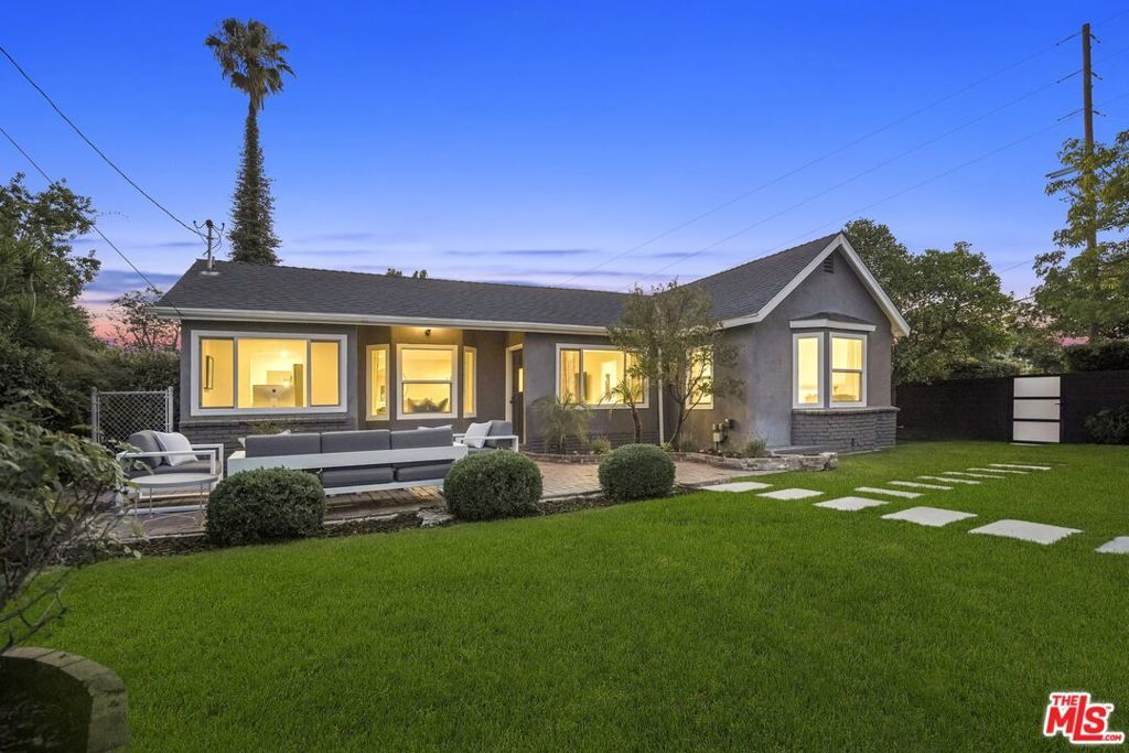 Photo of 11708 Huston Street, Valley Village, CA 91607 (MLS # 25579875)
