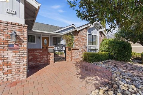 Photo of 1009 Flintrock Dr Dr, Antioch, CA 94509 (MLS # 41124102)