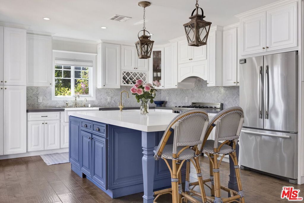 Photo of 4621 Allott Avenue, Sherman Oaks, CA 91423 (MLS # 26648959)