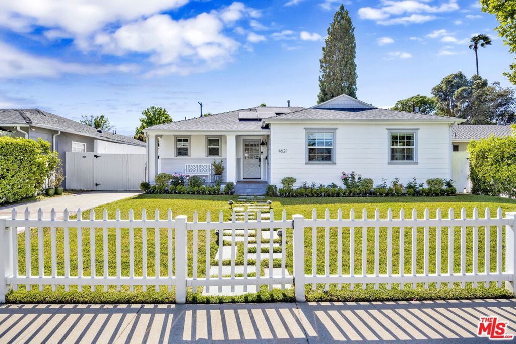 Photo of 4621 Allott Avenue, Sherman Oaks, CA 91423 (MLS # 26648959)