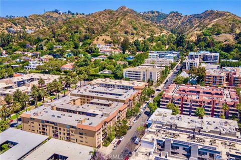 Photo of 1735 N Fuller Avenue #445, Los Angeles, CA 90046 (MLS # SR26100750)