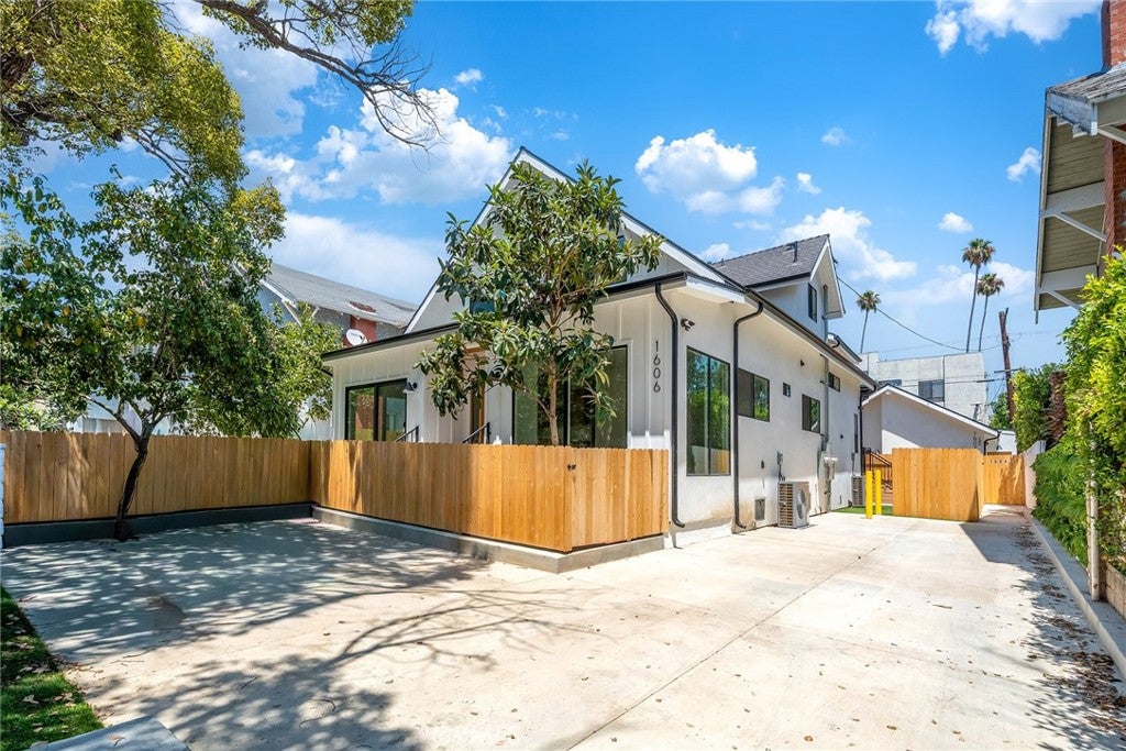 1606 1/2 N Kingsley DR