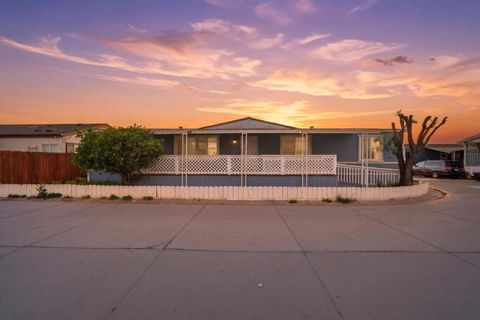 Photo of 174 Redwood Avenue, Hollister, CA 95023 (MLS # ML82039282)