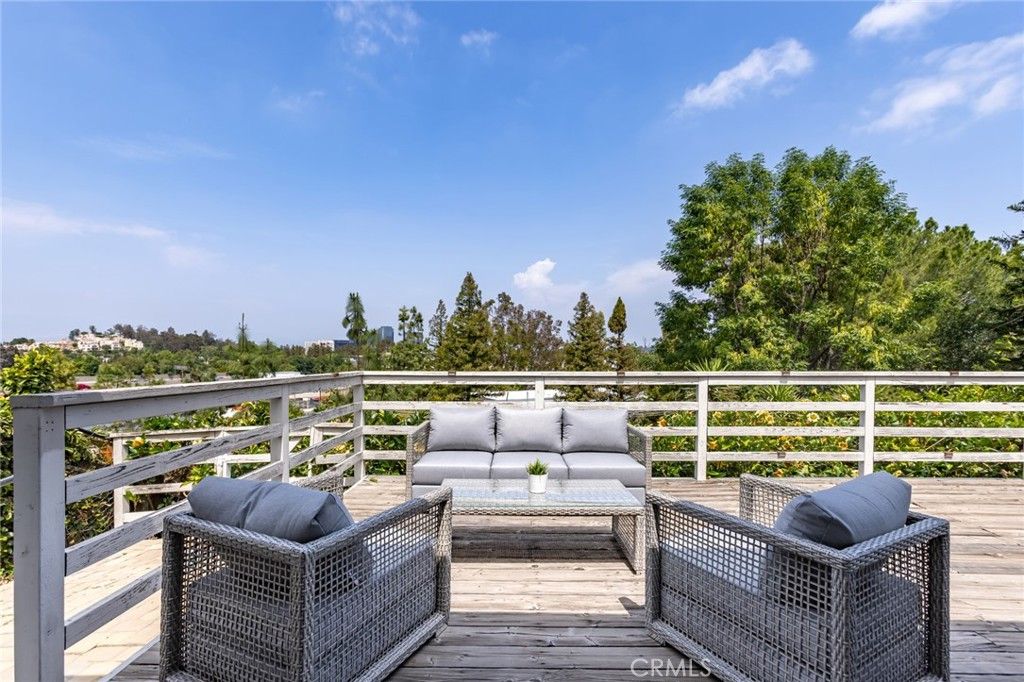 Photo of 22253 Del Valle Street, Woodland Hills, CA 91364 (MLS # SR25154063)