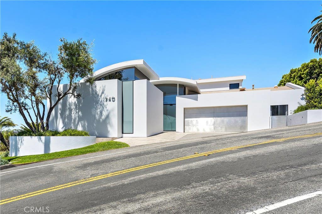 Photo of 940 Summit Drive, Laguna Beach, CA 92651 (MLS # OC26178689)