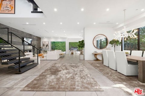 Photo of 839 N Gardner Street, Los Angeles, CA 90046 (MLS # 26105454)