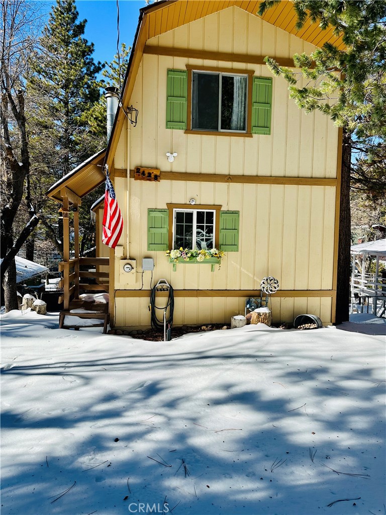 Enjoy this beautiful cabin located in quaint Arrowbear Lake! This charming cabin is perfect for a local SoCal vacation getaway, or if you are looking for a peaceful and commuter friendly home to spend time with friends and family. If you enjoy skiing, sledding, or snowboarding, this home is located just 10 minutes away from Snow Valley. There is a seasonal lake perfect for fishing and relaxing located within 1 mile. The town of Arrowbear is centrally located just north of Running Springs, between Lake Arrowhead and Big Bear, and close to everything there is to enjoy in the mountains. This home offers a spacious floor plan, with granite kitchen counter tops, laminate wood flooring, a cozy wood gas fireplace, and 2 balconies. The spacious backyard includes 2 lots, which is perfect for kids, pets, and family get-togethers.