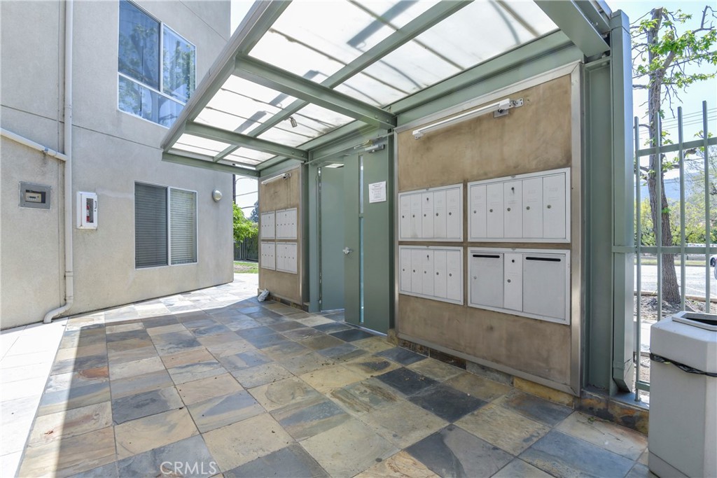 2915 Montrose Avenue 525