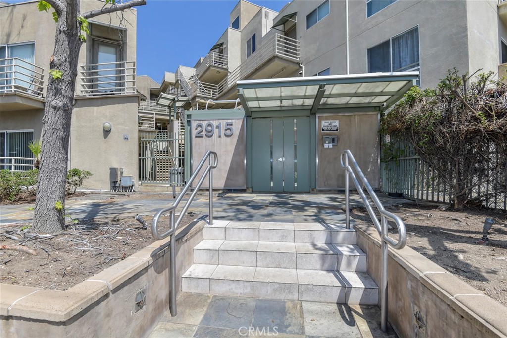 2915 Montrose Avenue 525