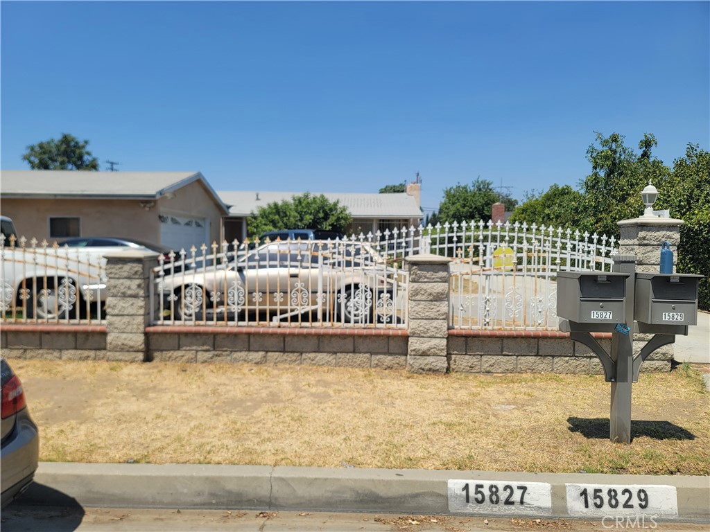 Quiet and peaceful, ground level, airy setting. Great for seniors, retirees & shift workers. Brand new kitchen, bathroom & floor. Front & side yards, huge F&B porches. Enjoy your retirement or relax after work. Close to supermarkets, shops, and schools.
