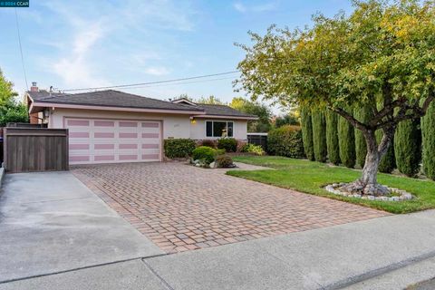 Photo of 2315 Hoytt Ct Ct, Pinole, CA 94564 (MLS # 41079019)
