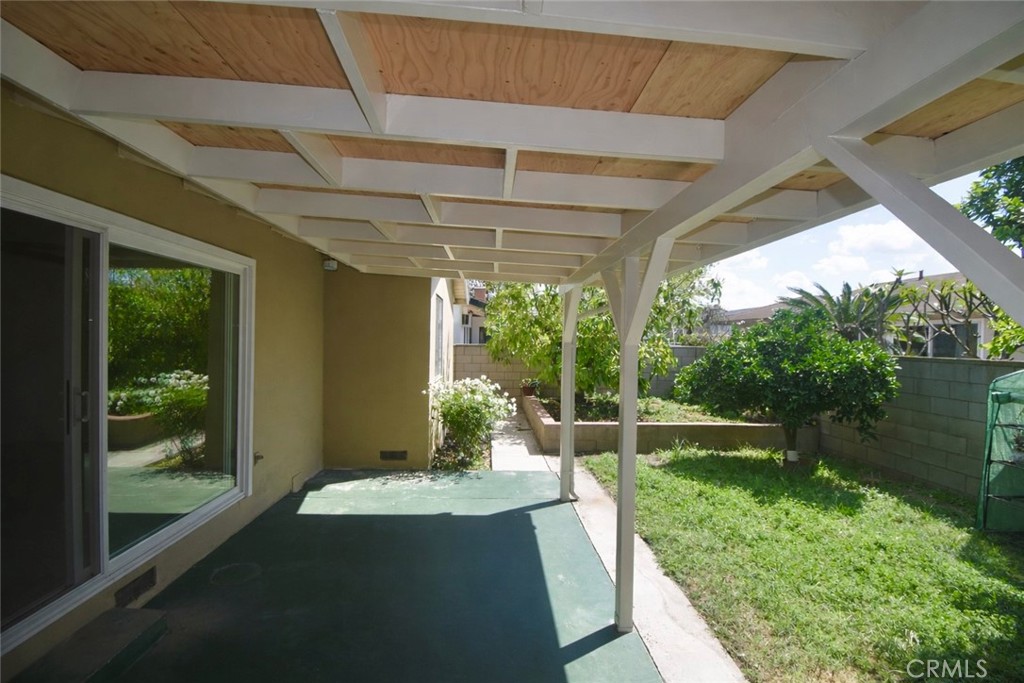 Properties 1 2038 W Victoria