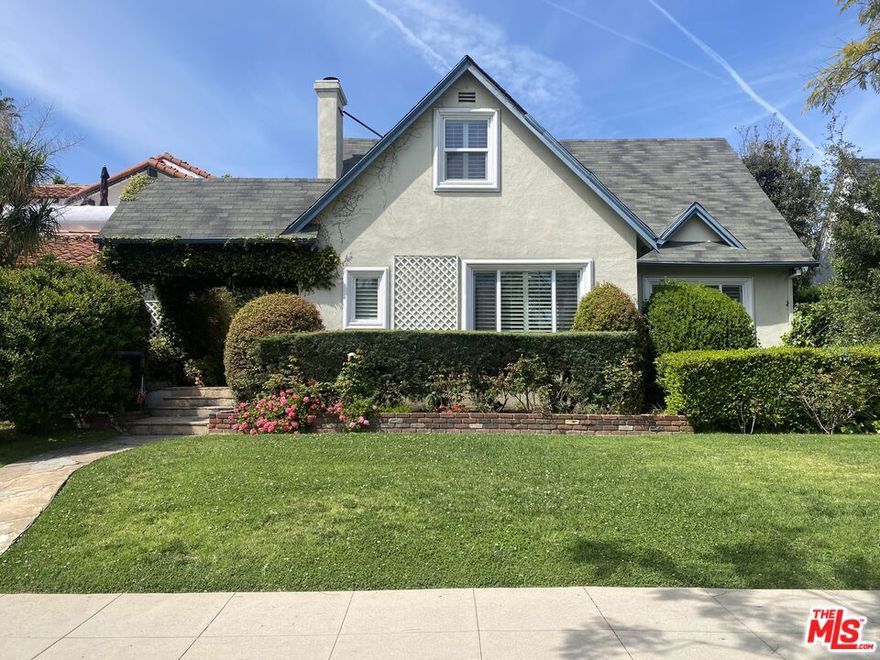 An updated charming home 4 bedrooms suite situated in Beverly Hills Prime Location. 2 bedroom up & 2 bedroom down, Powder room, Large living room with fireplace, family room, laundry room, kitchen w/granite counter top, newer appliances, hardwood floors through out...