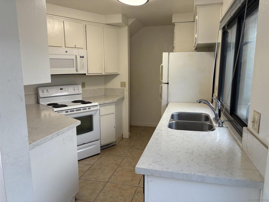 3823 Caminito Litoral 208