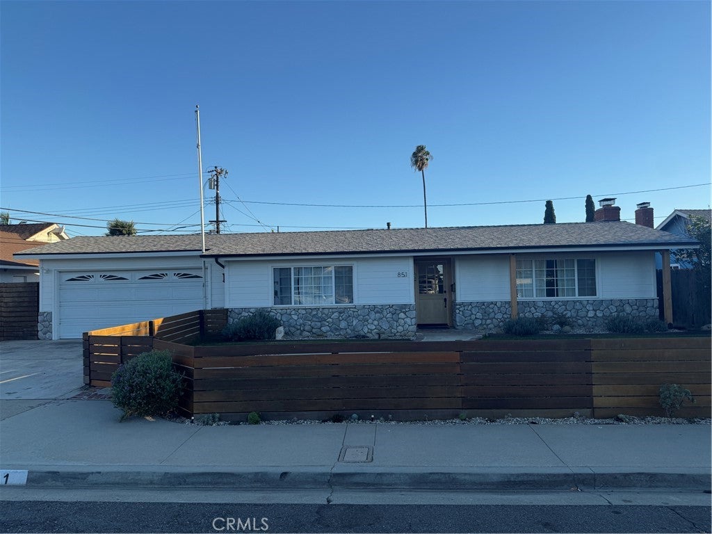 851 Saint Clair