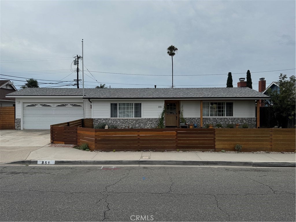 851 Saint Clair ST