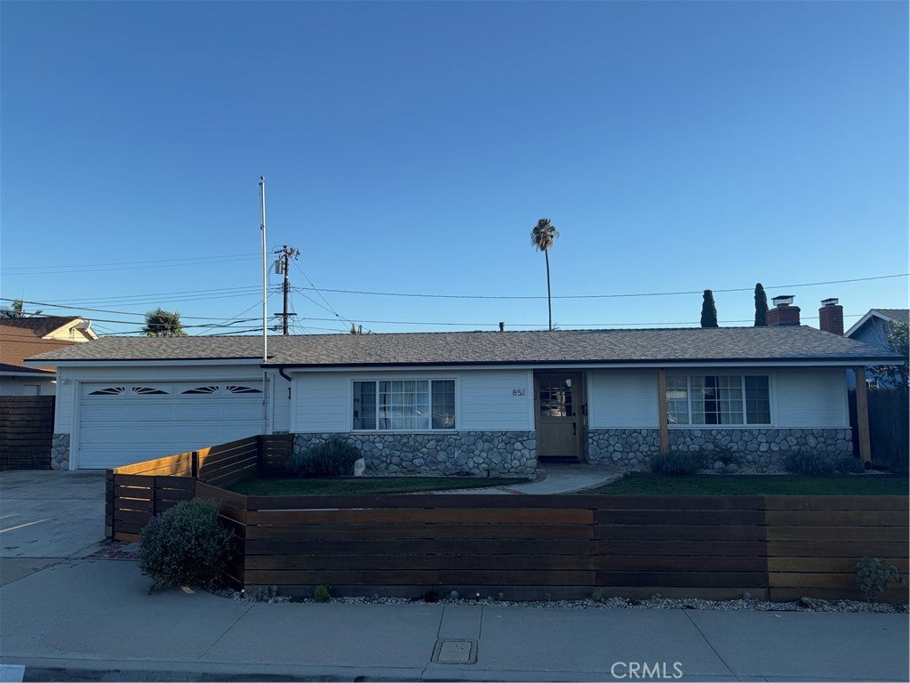 851 Saint Clair