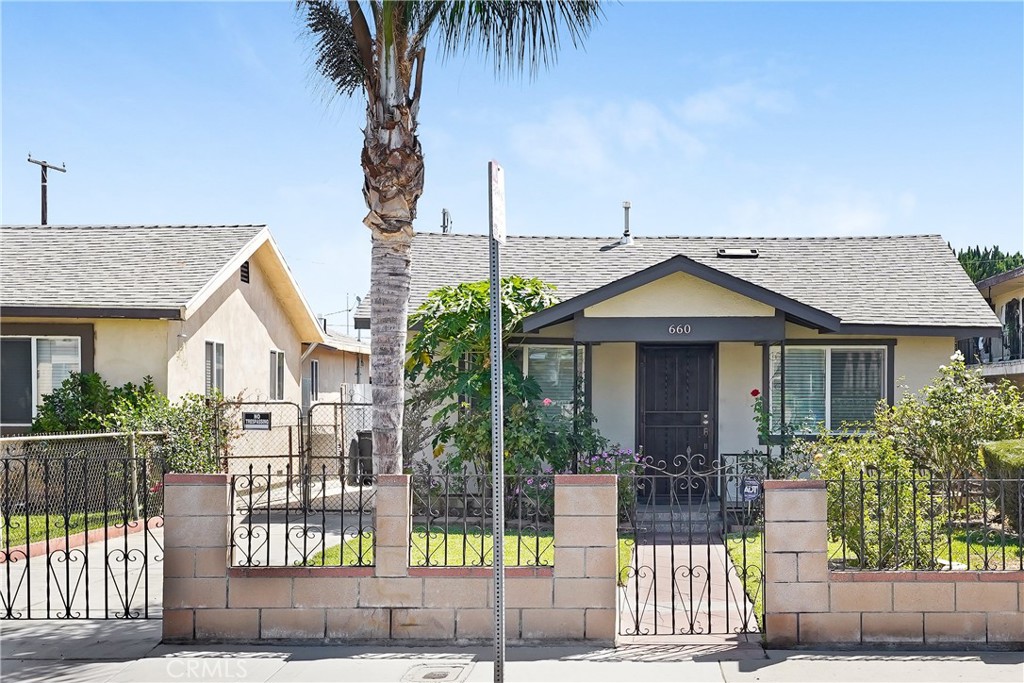 For Lease – East Los Angeles
A beautiful and tranquil home is now available for lease!
3 Bedrooms / 1 Bathroom
Completely remodeled interior
Brand new stove
Washer & dryer hookups
1 parking space included
Just 15 minutes from Downtown Los Angeles
Close to James A. Garfield High School
Features:
Wood and tile flooring throughout
Front yard with fence, papaya tree, colorful flowers, and lush green grass with sprinklers
Spacious backyard with lemon, persimmon, cactus, and other fruit trees—perfect for relaxing and enjoying nature
This home combines comfort, convenience, and charm in a great location.