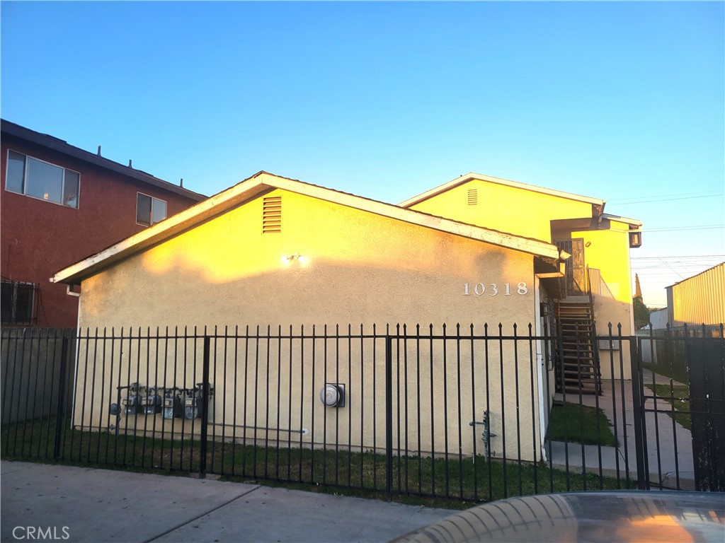 Spacious 3-bedroom, 2-bath ground-floor unit in a quiet, privately owned three-unit building. Professionally managed and recently fully remodeled, this approx. 1,000 sq ft unit features a private primary suite with large closets and its own ¾ bath, plus a second full bath off the hallway. No one above.
Full 2025 Remodel with new flooring, kitchen and baths. Unit include off-street parking in the rear lot. Located in Metro South Los Angeles, close to local schools, transit lines, and everyday shopping. Qualified applicants please apply including those using housing subsidies like Section 8.