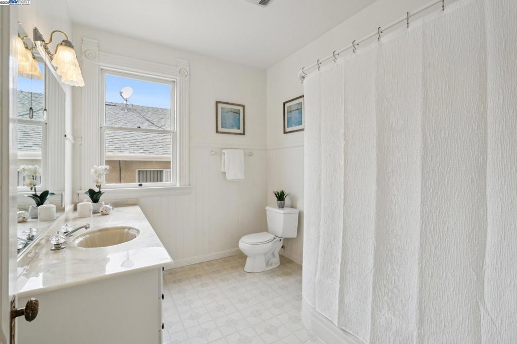 CENTRAL ALAMEDA - Residential Income