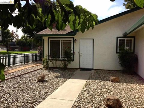 Photo of 425 N Hickory, Tracy, CA 95376 (MLS # 41134230)