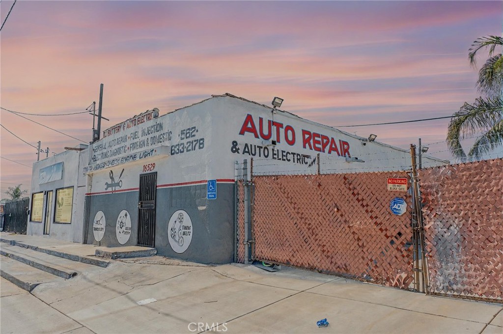 Main image without alt text