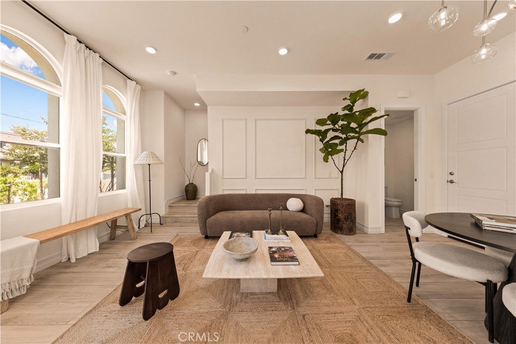 200 N New Avenue 5