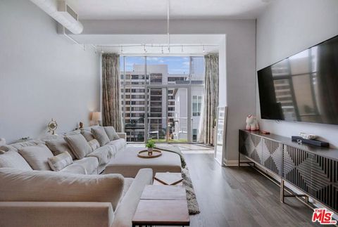 Photo of 645 W 9th Street #740, Los Angeles, CA 90015 (MLS # 25602327)