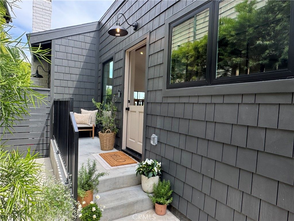 Photo of 865 10th Street, Manhattan Beach, CA 90266 (MLS # SB26081634)