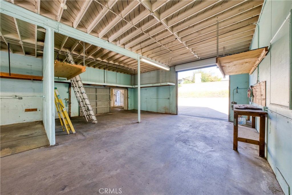 4643 W Rosecrans