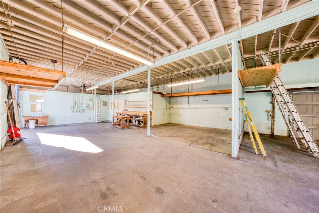 4643 W Rosecrans