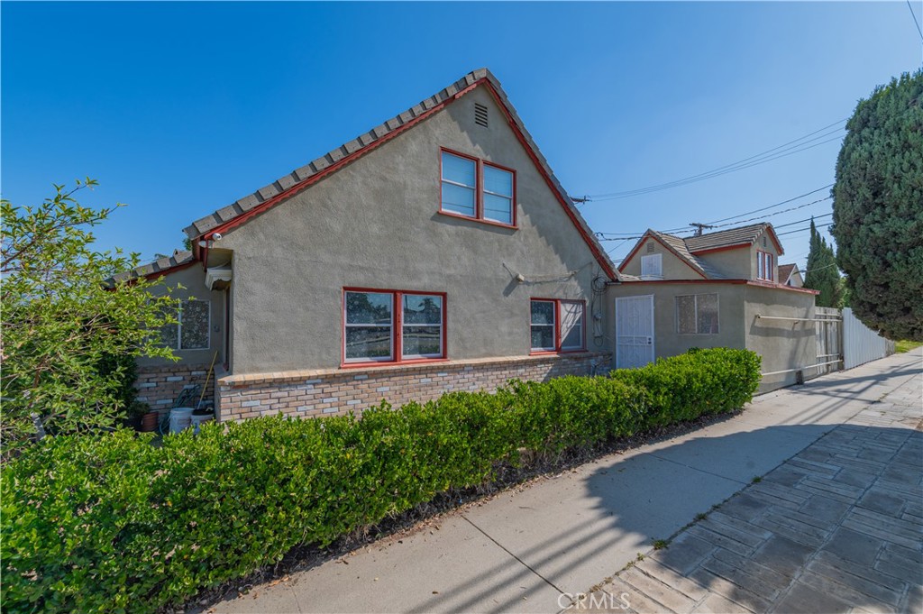 1104 N Fairvalley Avenue