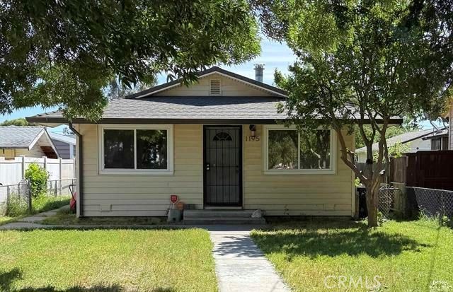 NICE 3 BEDROOM 2 BATH WITH CENTRAL HEAT AND AIR. GOOD AREA 1 BLOCK FROM GRAMMER SCHOOL. CALL FOR YOURSHOWING TODAY !