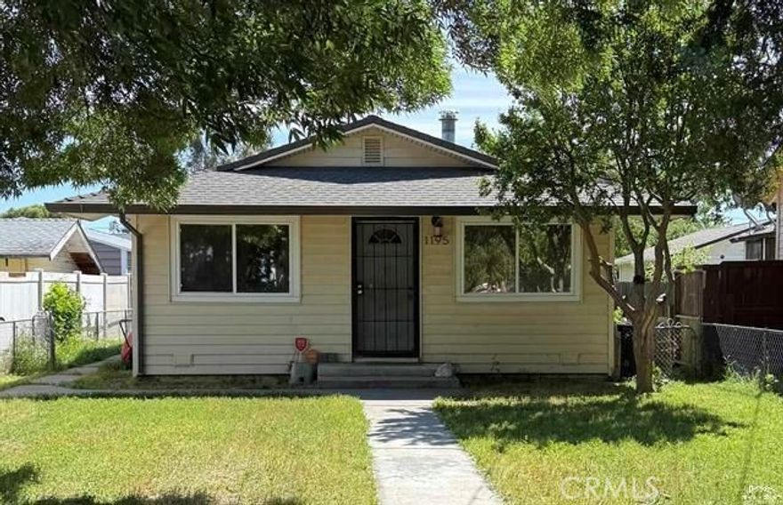 NICE 3 BEDROOM 2 BATH WITH CENTRAL HEAT AND AIR. GOOD AREA 1 BLOCK FROM GRAMMER SCHOOL. CALL FOR YOURSHOWING TODAY !