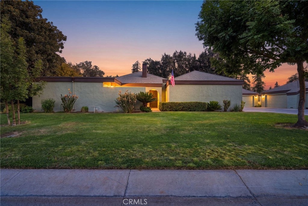 2950 W Border Links Drive